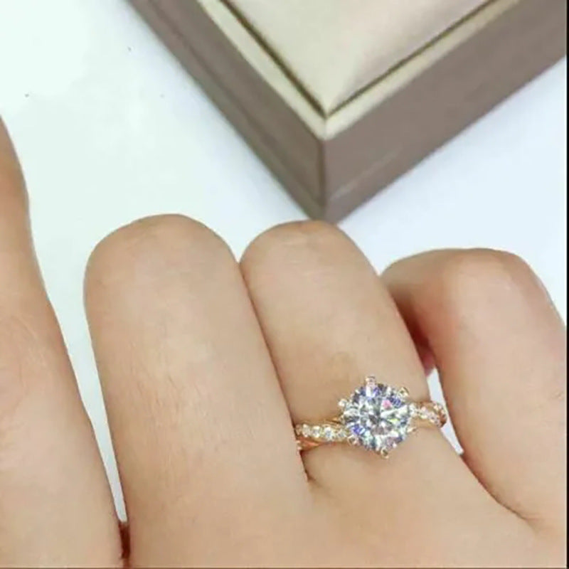 Ring in Goldoptik mit Zirkonia ⎜ Funkelnder Ring mit Drehdesign und klassischer Krappenfassung