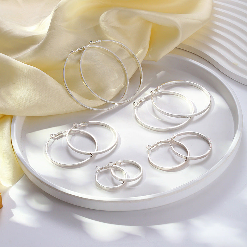 Goldene Ohrringe für Damen ⎜ Leichtes Ovaldesign für stilvolle Kombinationen im Alltag