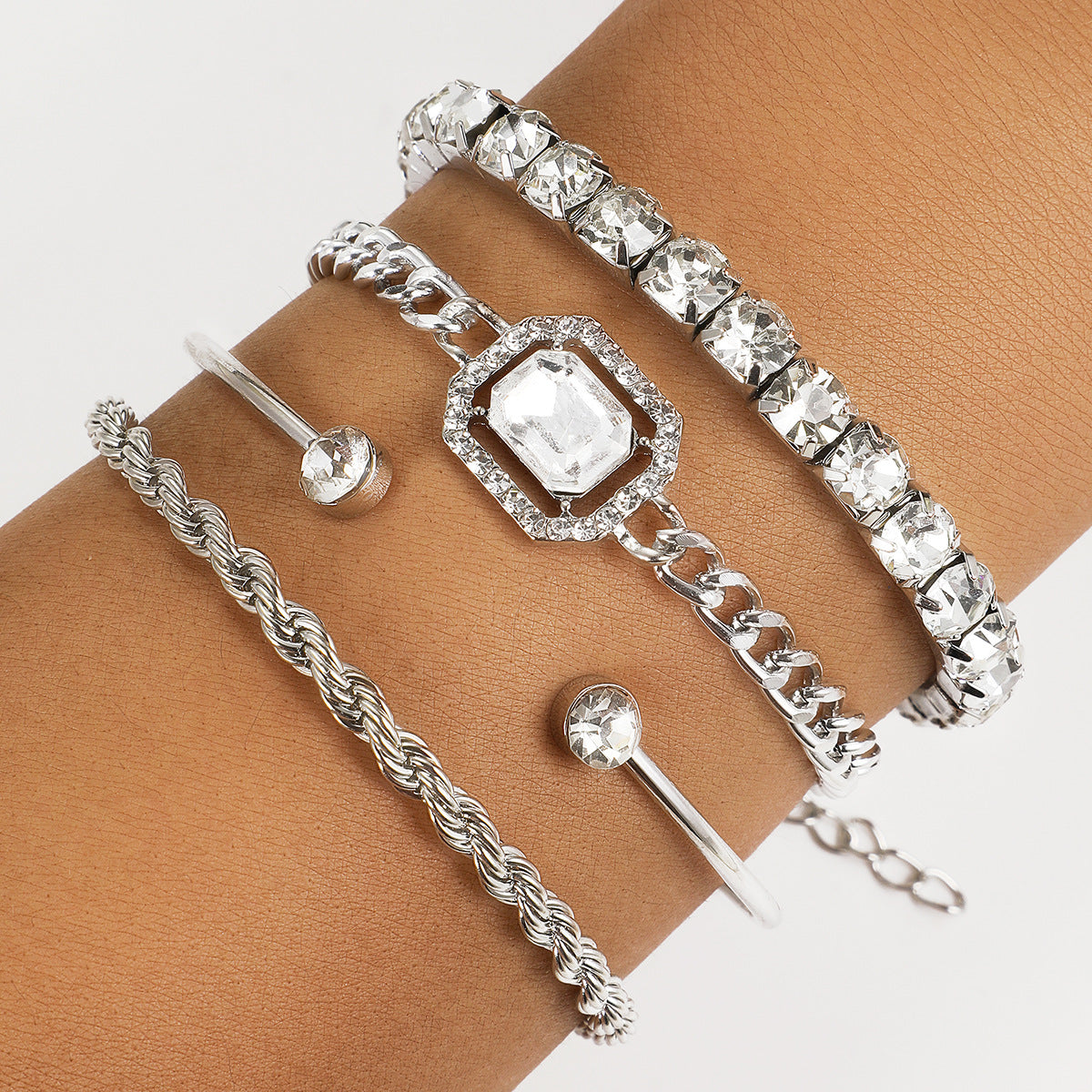 Vintage-inspiriertes Armband-Set ⎜ Mit Strassbesatz und gedrehtem Design für elegante Kombinationen