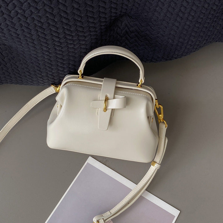 Kleine Handtasche aus Echtleder ⎜ Strukturierte Umhängetasche mit Griff für stilvolle Looks und besondere Anlässe