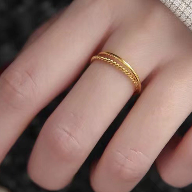 Moderner Damenring ⎜ Verstellbarer Kreuzring mit feiner Drehung für eleganten Look am Zeigefinger