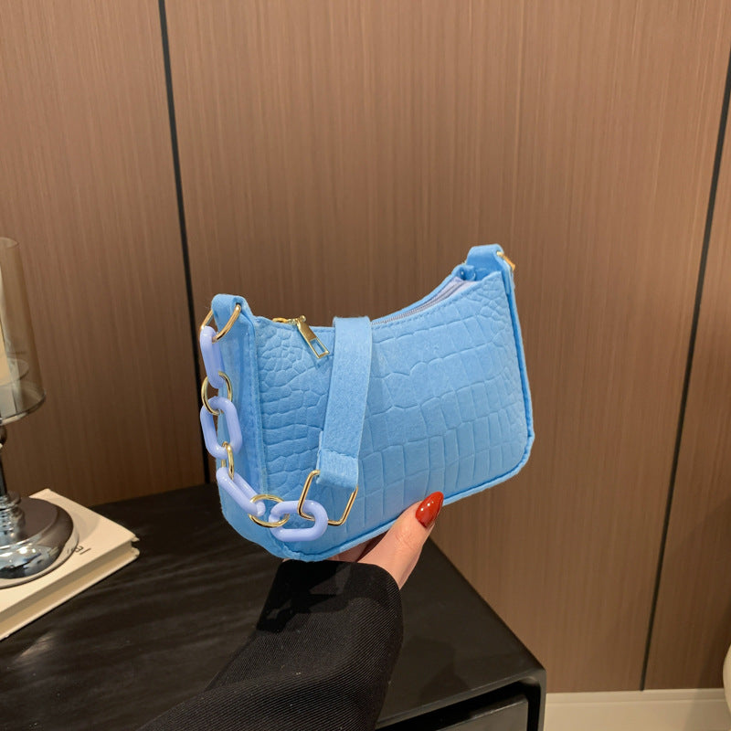 Kleine Umhängetasche für Damen ⎜ Stilvolle Tasche mit Kettendetail und geprägtem Design für jede Gelegenheit