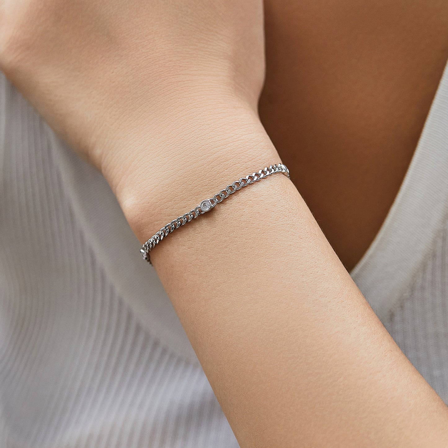Damenarmband in Silberoptik ⎜ Klassisches Design mit Zirkonia für moderne und festliche Looks (925 Silber)