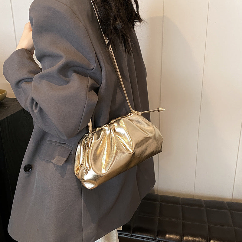 Tasche in Silberoptik ⎜ Glänzende Schultertasche mit Tunnelzug für moderne Party- oder Abendoutfits