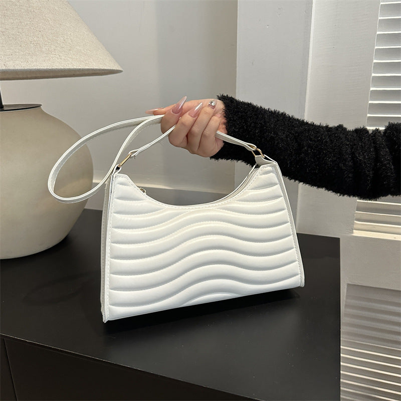 Strukturierte Schultertasche für Damen ⎜ Moderne Unterarmtasche mit Wellensteppung für täglichen Stil