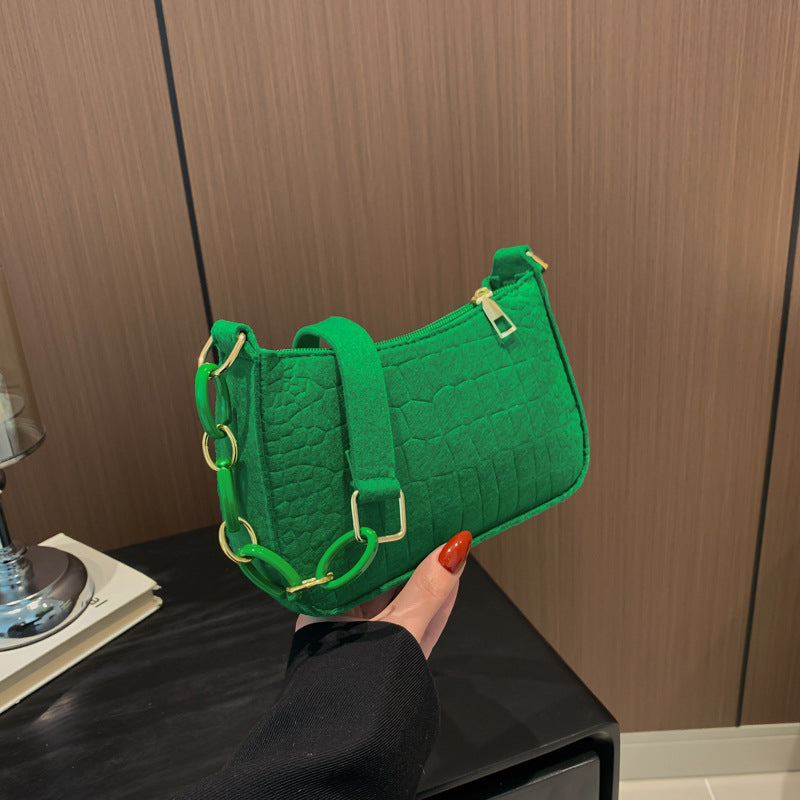 Kleine Umhängetasche für Damen ⎜ Stilvolle Tasche mit Kettendetail und geprägtem Design für jede Gelegenheit