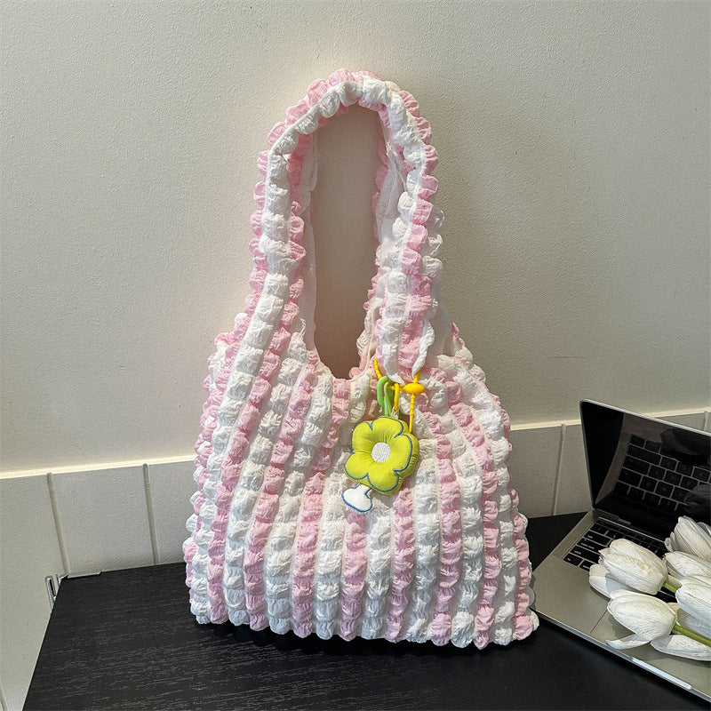 Faltentasche für Damen ⎜ Verspielte Stofftasche mit Rüschenstruktur und Blumenanhänger