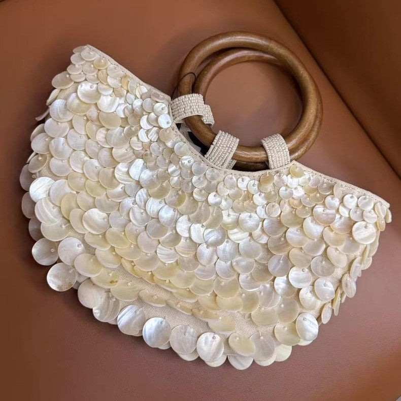 Handtasche mit Muscheldesign ⎜ Edle Tragetasche mit Holzgriffen und Perlmutt-Optik für Strand oder Events