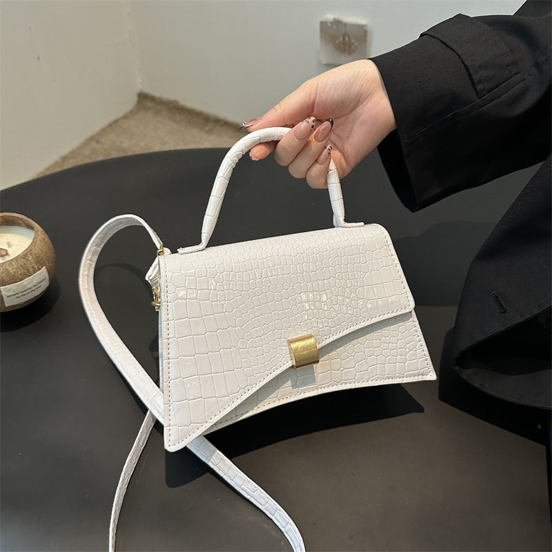 Kleine Handtasche für Damen ⎜ Strukturierte Umhängetasche in Lederoptik für elegante Anlässe