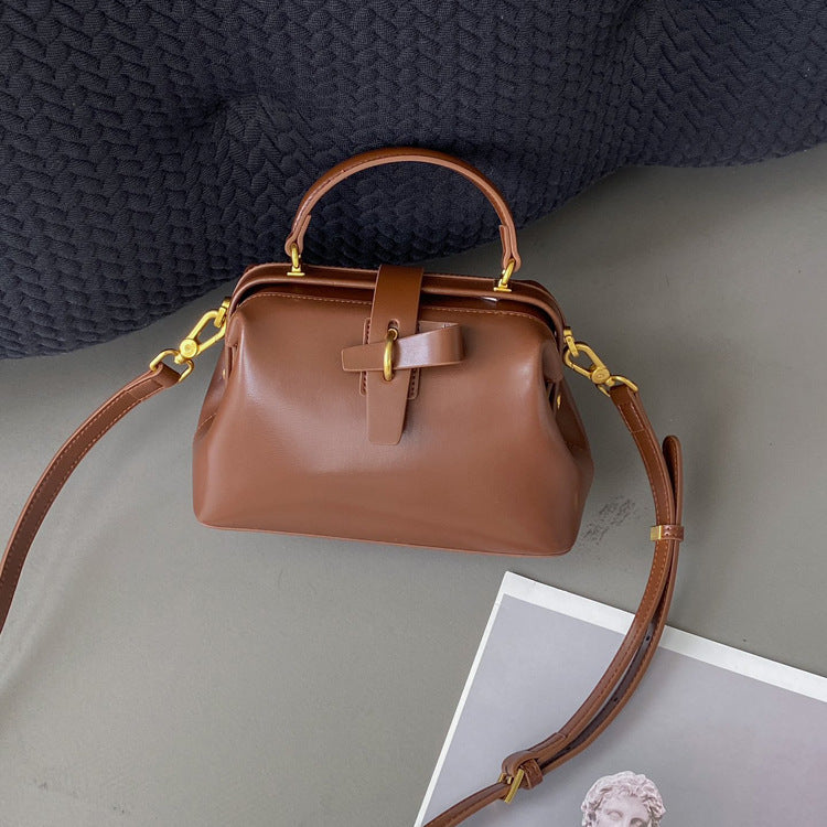Kleine Handtasche aus Echtleder ⎜ Strukturierte Umhängetasche mit Griff für stilvolle Looks und besondere Anlässe