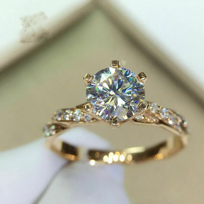 Ring in Goldoptik mit Zirkonia ⎜ Funkelnder Ring mit Drehdesign und klassischer Krappenfassung