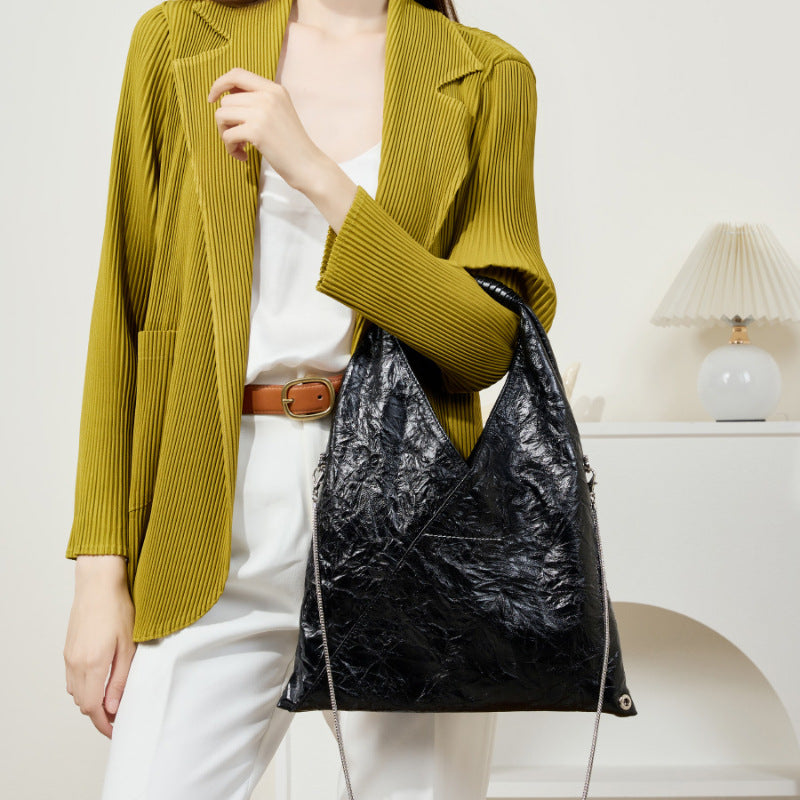 Schultertasche für Damen ⎜ Leichte Ledertasche mit glänzender Oberfläche und viel Platz für Alltag und Büro