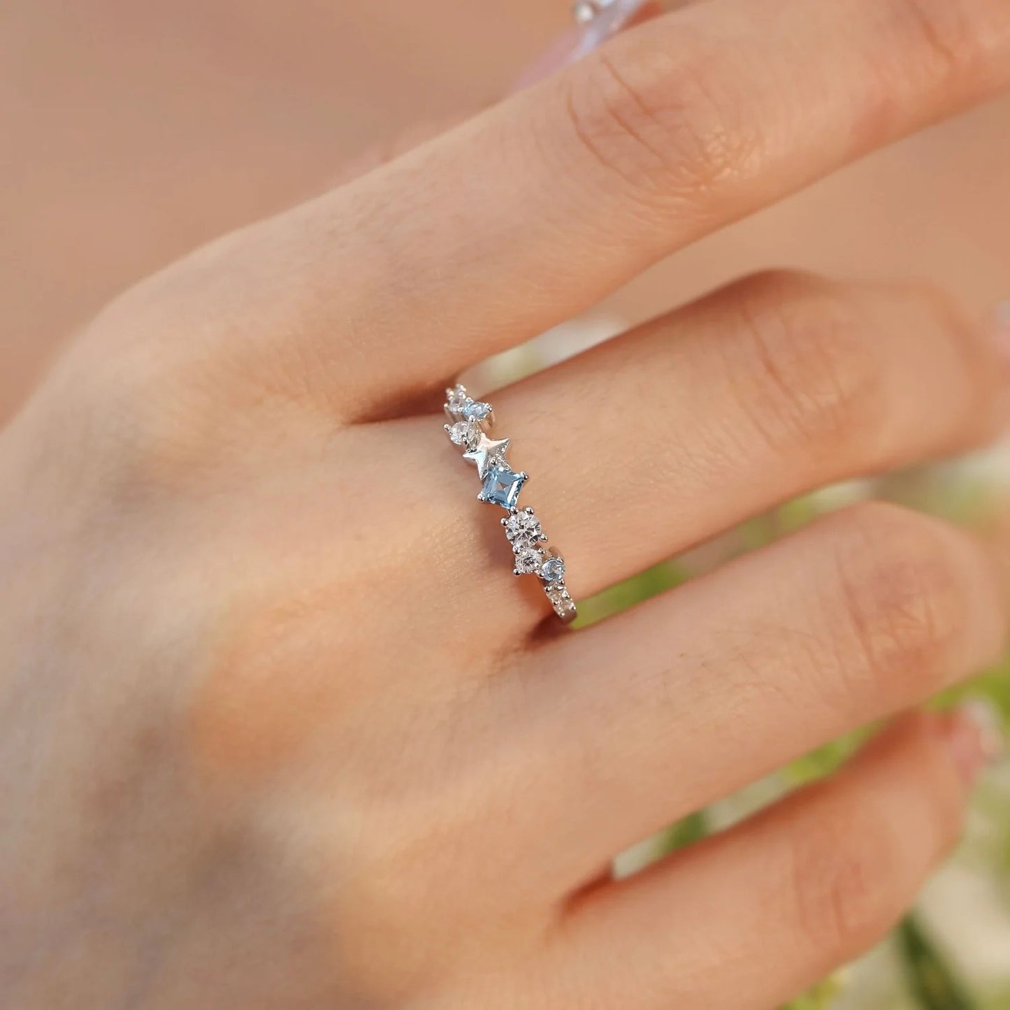 Moderner Ring aus Sterling Silber ⎜ Filigraner Ring mit weißen und blauen Zirkonia sowie Sternmotiv für elegante Akzente