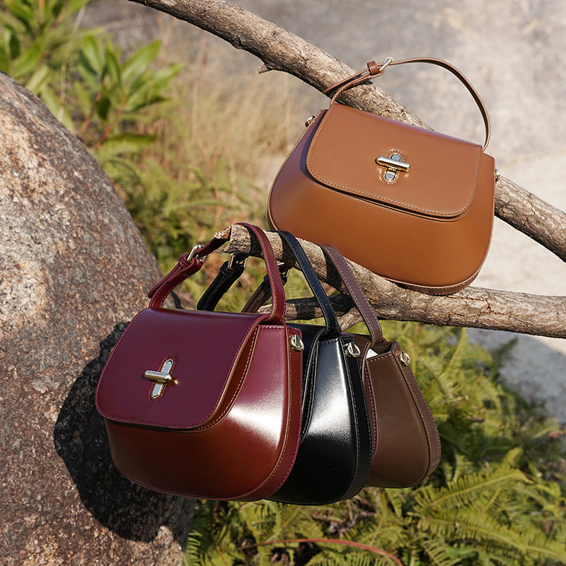 Elegante Umhängetasche für Damen ⎜ Schlichte Ledertasche mit Drehverschluss für Alltag und Büro