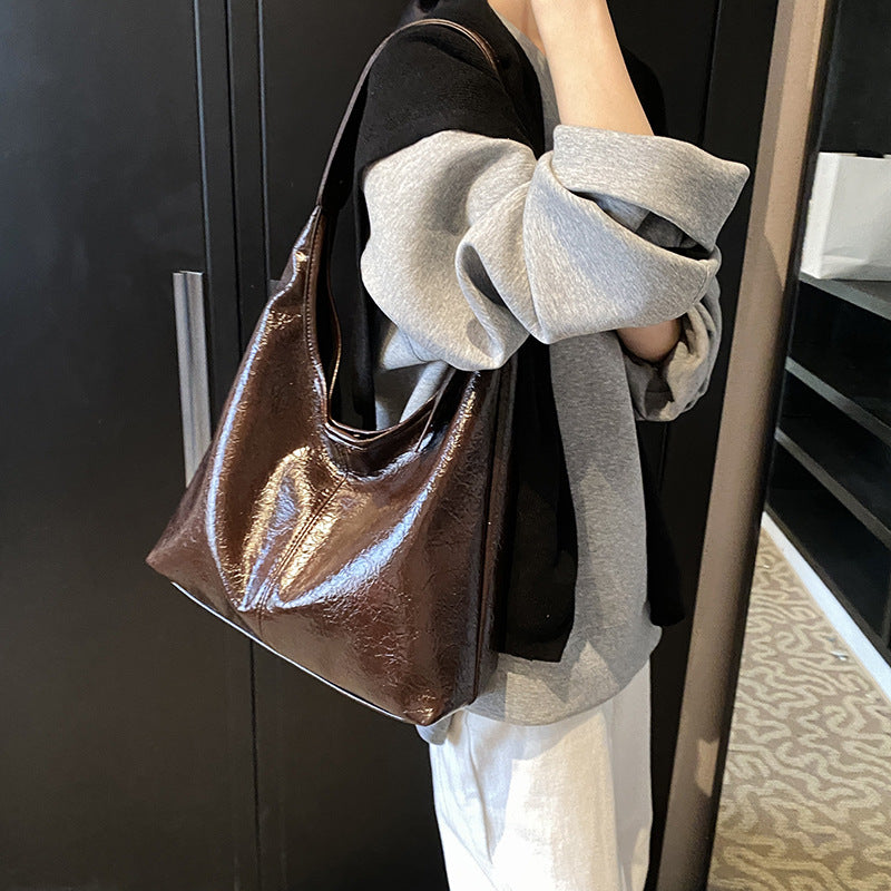 Klassische Schultertasche für Damen ⎜ Glänzende Tragetasche mit weichem Material und großem Innenfach