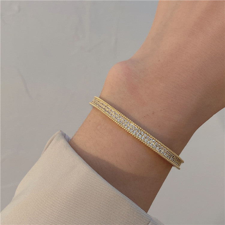 Luxuriöses Damenarmband in Goldoptik ⎜ Funkelnde Steine für glamouröse Anlässe und stilvolle Highlights