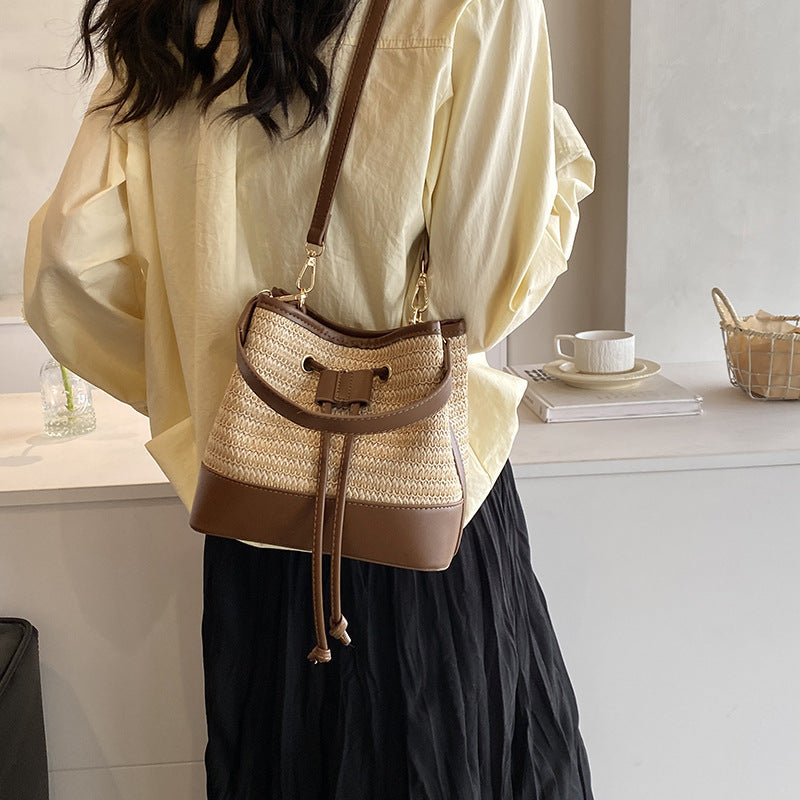 Geflochtene Tasche für Damen ⎜ Kompakte Strohtasche mit Lederdetails für Urlaub oder Alltag