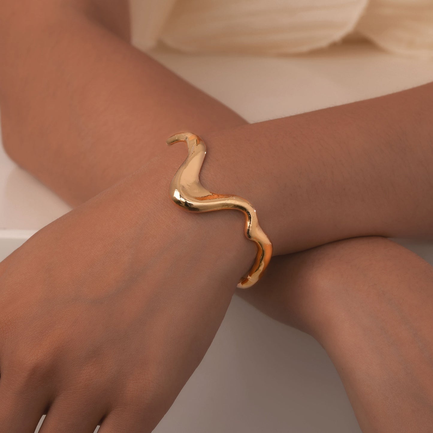 Auffällige Kette in Goldoptik ⎜ Vergoldeter Halsschmuck mit geschwungenem Design für moderne Akzente
