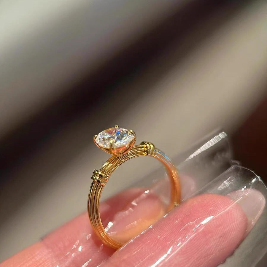 Damenring mit großem Stein ⎜ Moderner Ring im Linien-Design für elegante Anlässe und stilvolle Auftritte