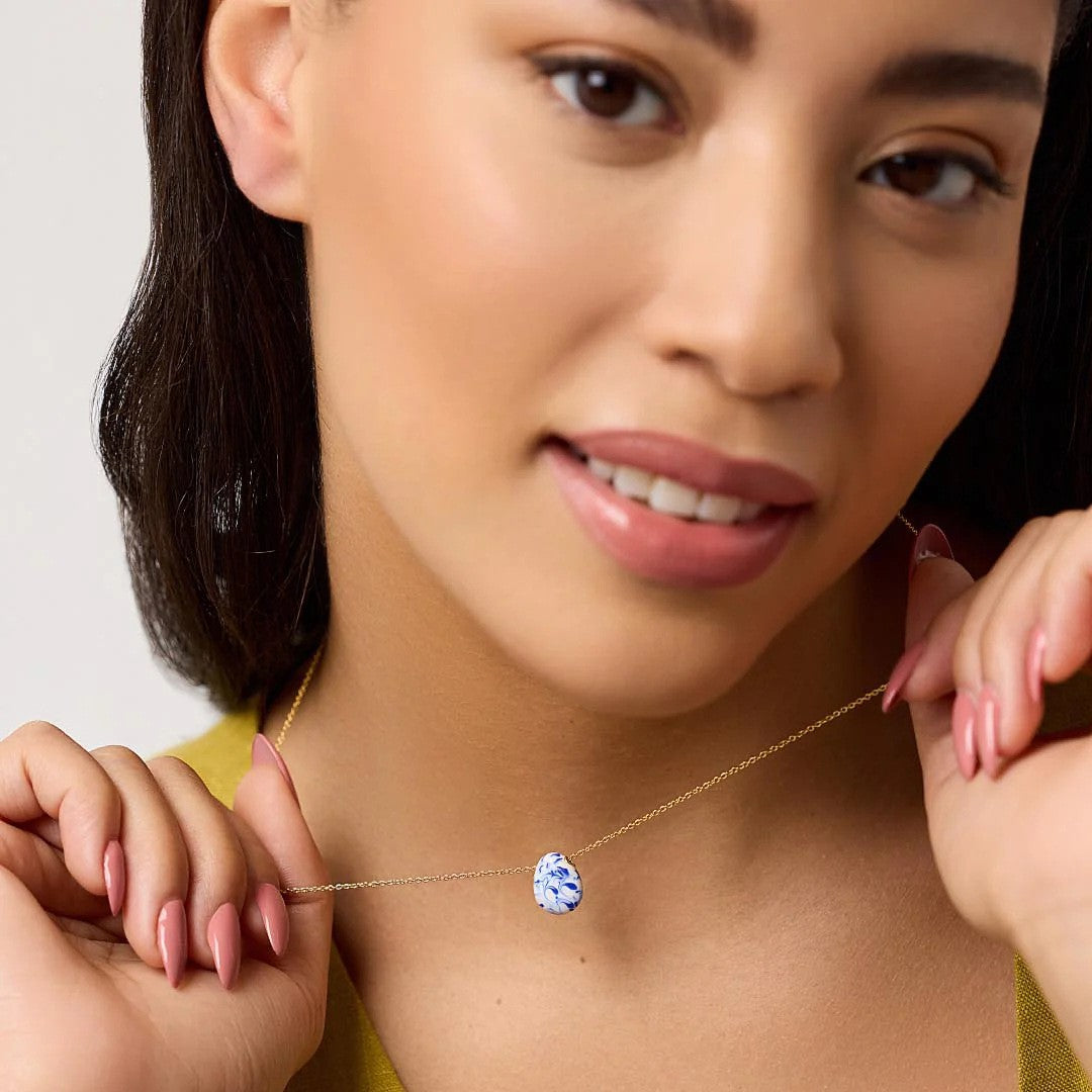 Kette für Damen ⎜ Vergoldete Kette mit Anhänger aus blau-weißer Porzellanoptik für stilvolle Akzente