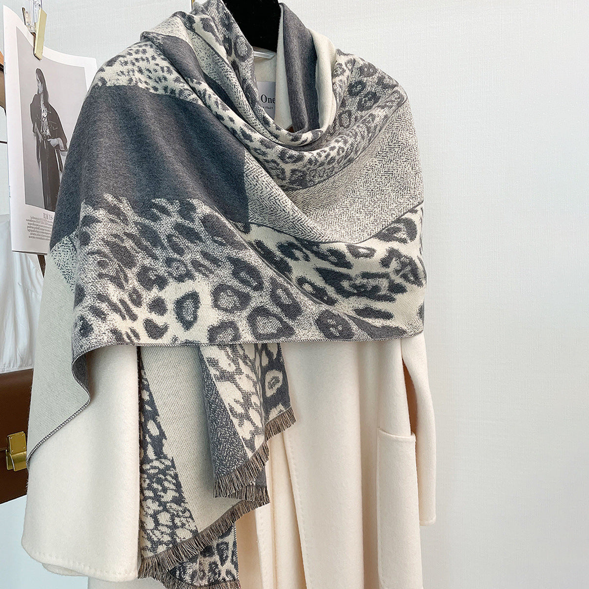 Damen-Winterschal im Animal Print ⎜ Weicher Schal mit Leopardenmuster für stilvolle Herbst- und Winter-Outfits