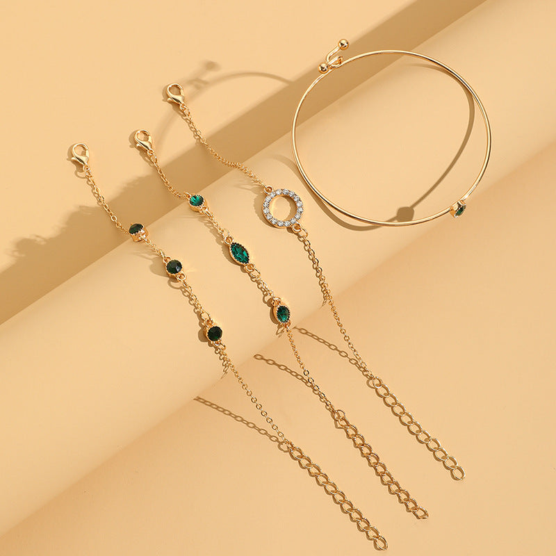 Goldenes Armband-Set mit Farbakzent ⎜ Edle Ketten kombiniert mit grünen Kristallen – perfekt für festliche Looks