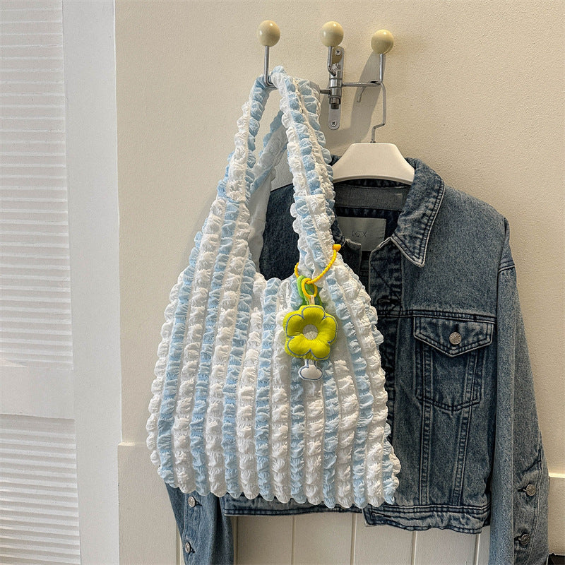 Faltentasche für Damen ⎜ Verspielte Stofftasche mit Rüschenstruktur und Blumenanhänger