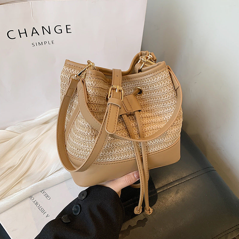 Geflochtene Tasche für Damen ⎜ Kompakte Strohtasche mit Lederdetails für Urlaub oder Alltag
