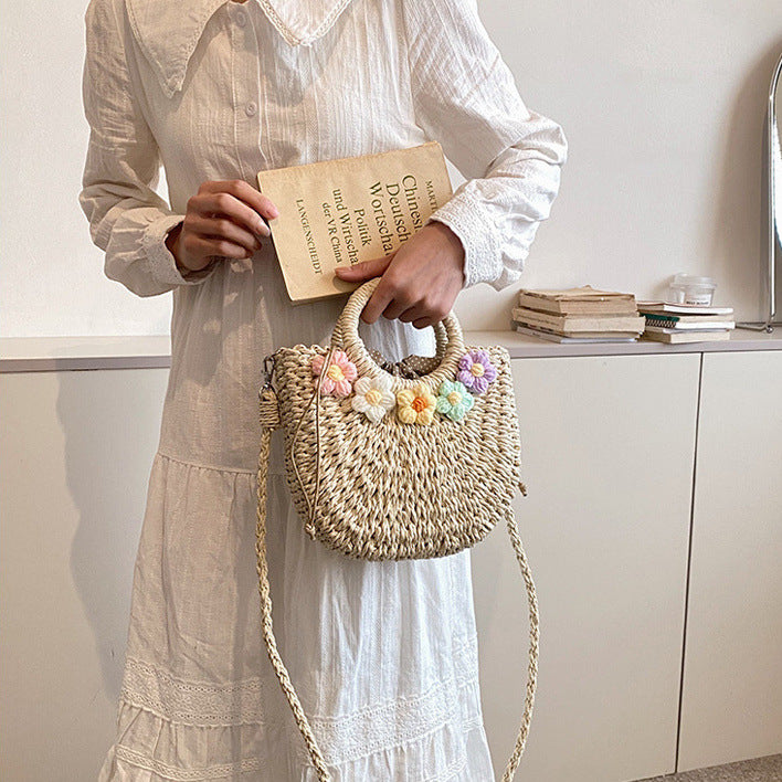 Geflochtene Strohtasche für Damen ⎜ Süße Handtasche mit Blumen-Deko für Sommer, Urlaub und Marktbesuch