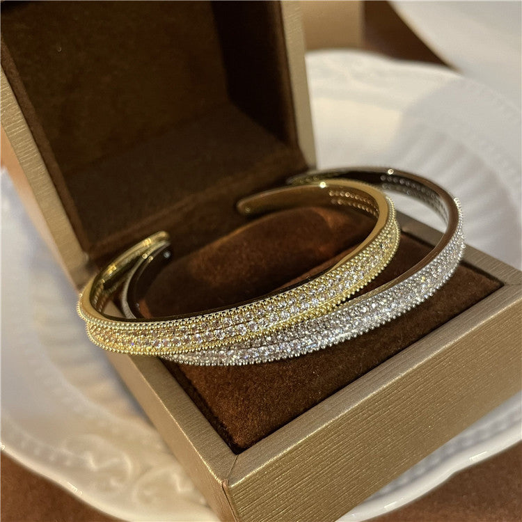 Luxuriöses Damenarmband in Goldoptik ⎜ Funkelnde Steine für glamouröse Anlässe und stilvolle Highlights