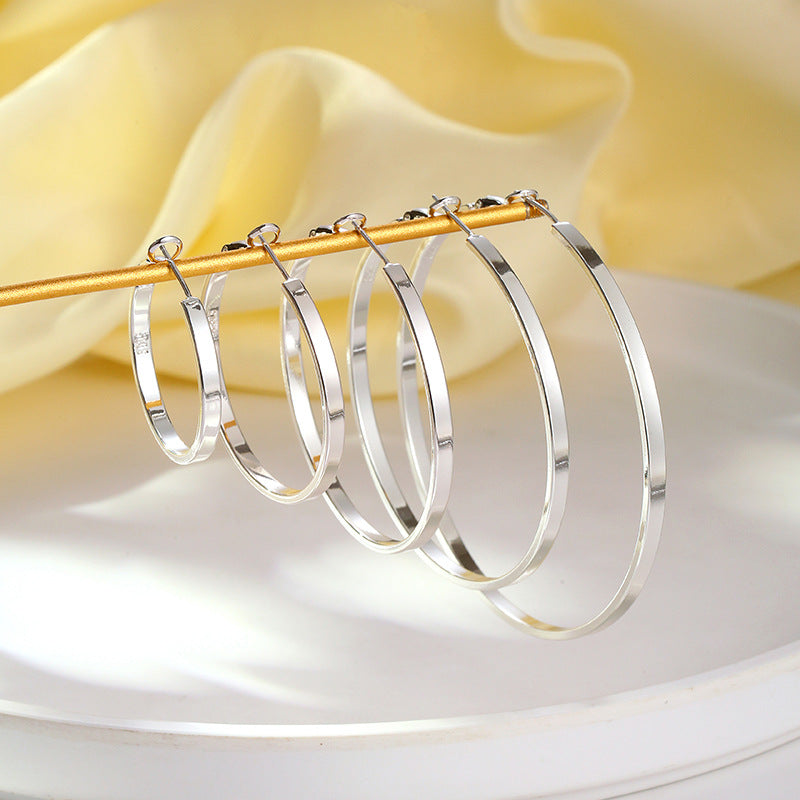 Goldene Ohrringe für Damen ⎜ Leichtes Ovaldesign für stilvolle Kombinationen im Alltag