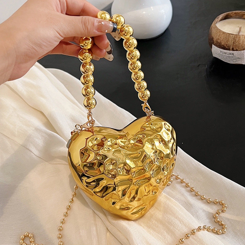 Mini Herz Tasche mit Kette ⎜ Glänzende Umhängetasche in Metalloptik für Partys, Events und Streetstyle