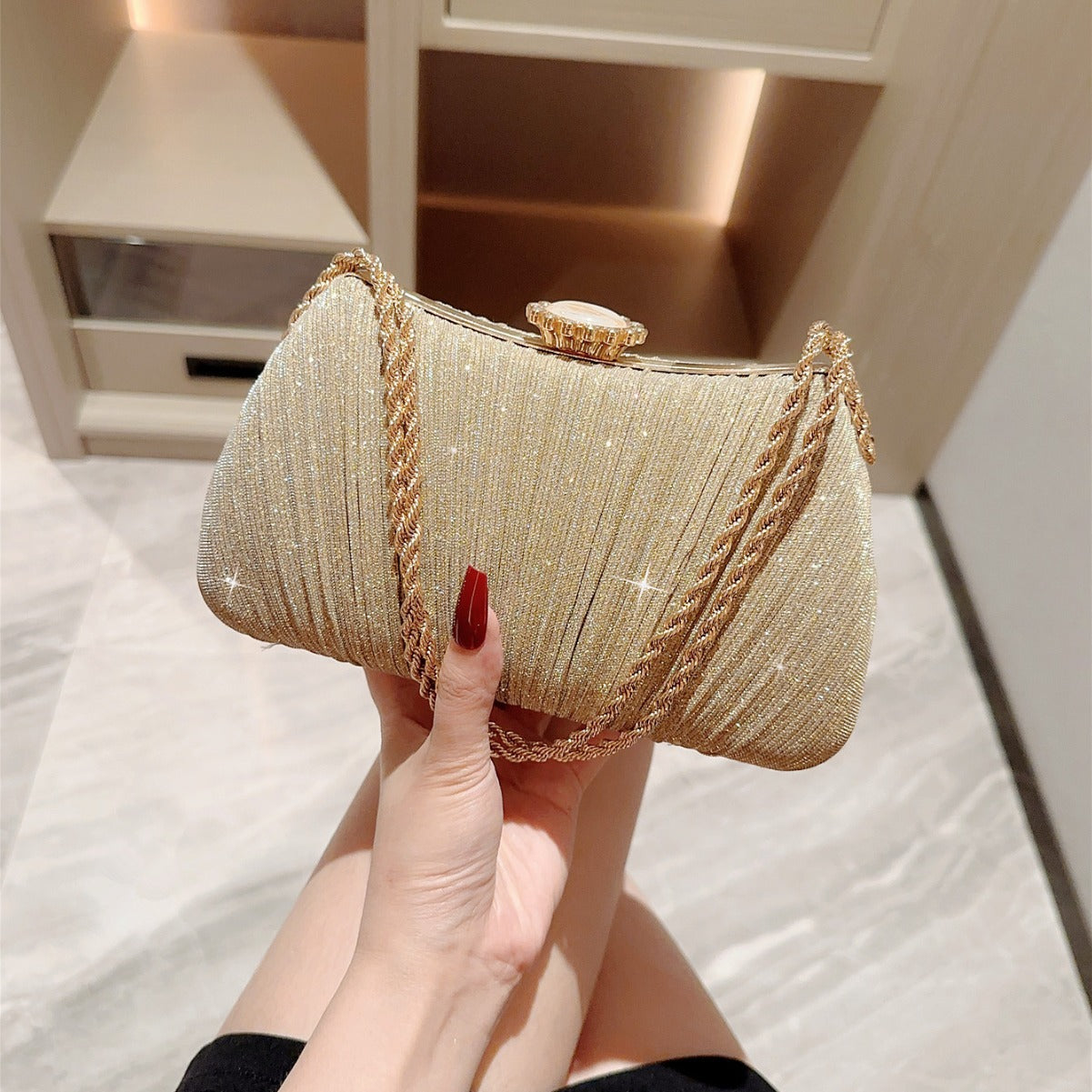 Goldene Abendtasche für Damen ⎜ Glänzende Clutch mit Faltenoptik und Tragekette für festliche Outfits