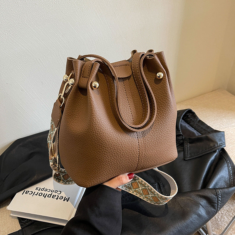Damen Ledertasche ⎜ Vielseitige Schultertasche mit breitem Gurt für Alltag und City-Looks