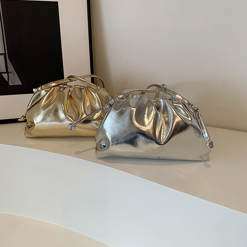 Tasche in Silberoptik ⎜ Glänzende Schultertasche mit Tunnelzug für moderne Party- oder Abendoutfits