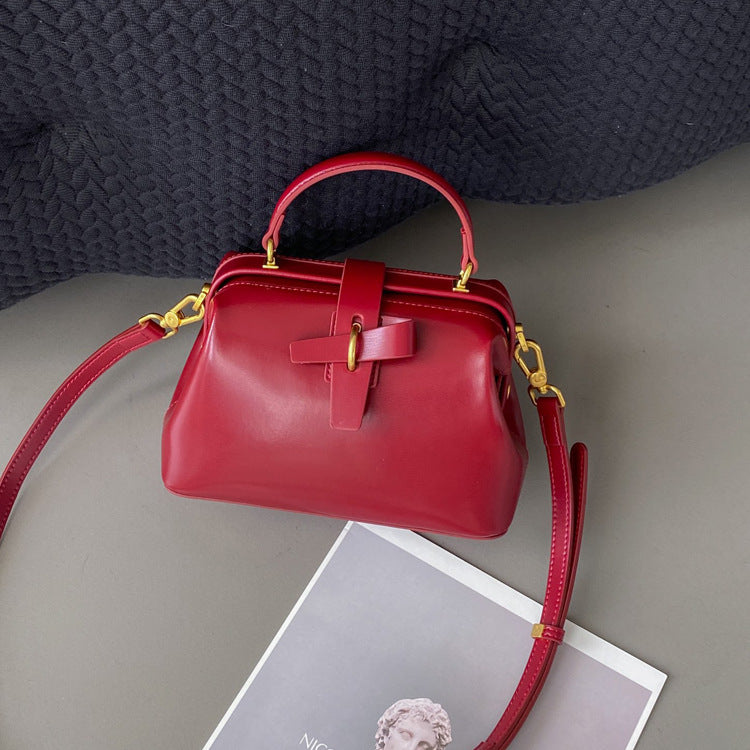 Kleine Handtasche aus Echtleder ⎜ Strukturierte Umhängetasche mit Griff für stilvolle Looks und besondere Anlässe