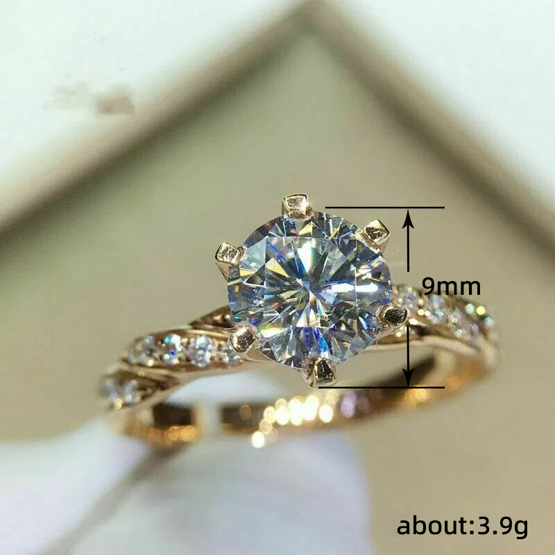 Ring in Goldoptik mit Zirkonia ⎜ Funkelnder Ring mit Drehdesign und klassischer Krappenfassung