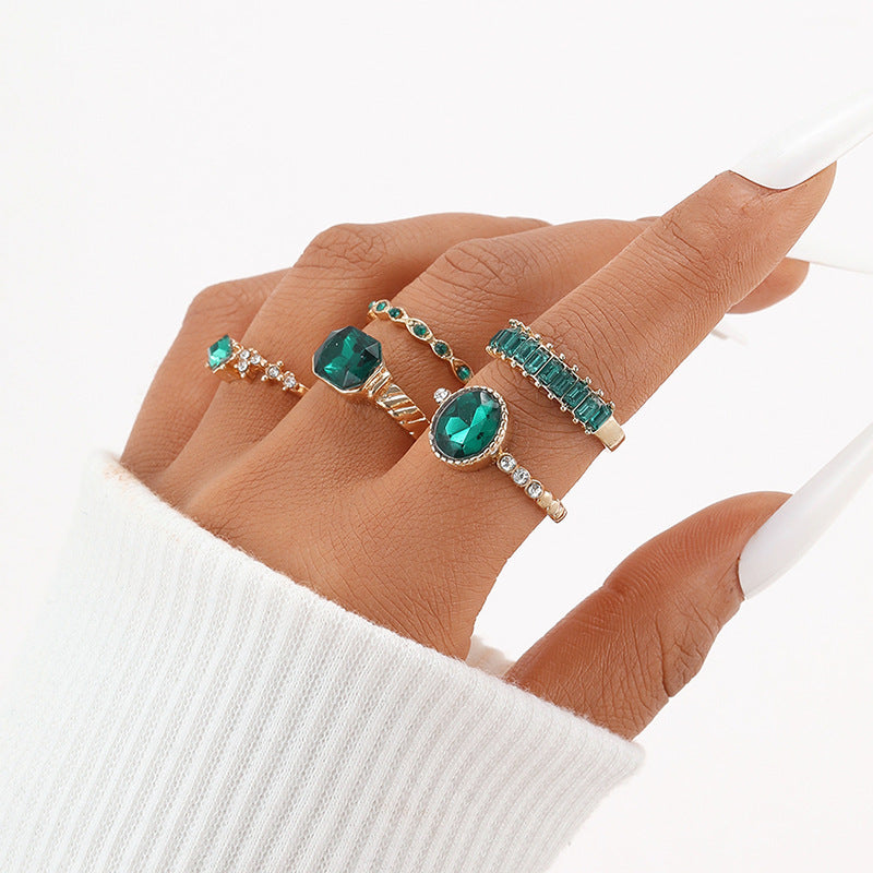 Ring Set für Damen in Goldoptik ⎜ 5-teiliges Set mit Steinen und funkelnden Details für modische Looks