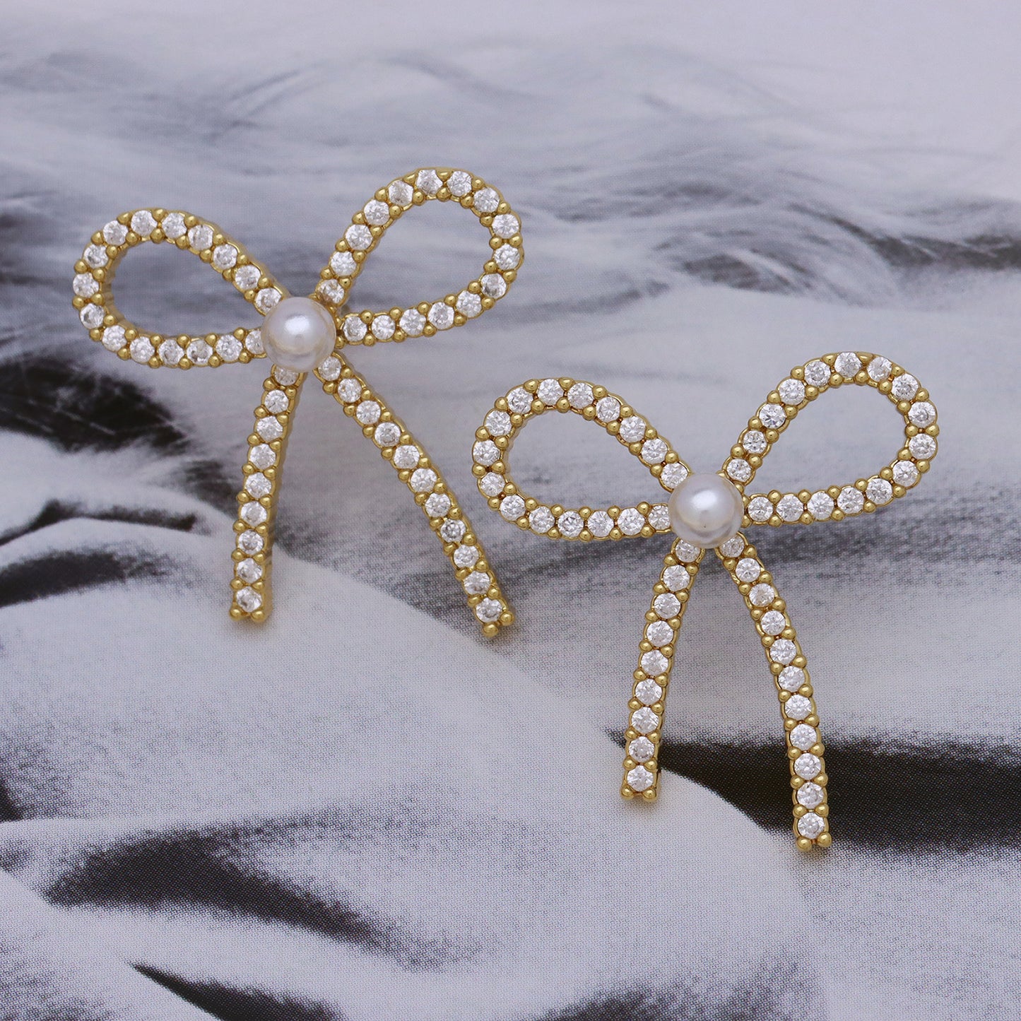 Schleifenohrringe für Damen ⎜ Glitzerndes Design mit Zirkonia und Perle für elegante und festliche Anlässe