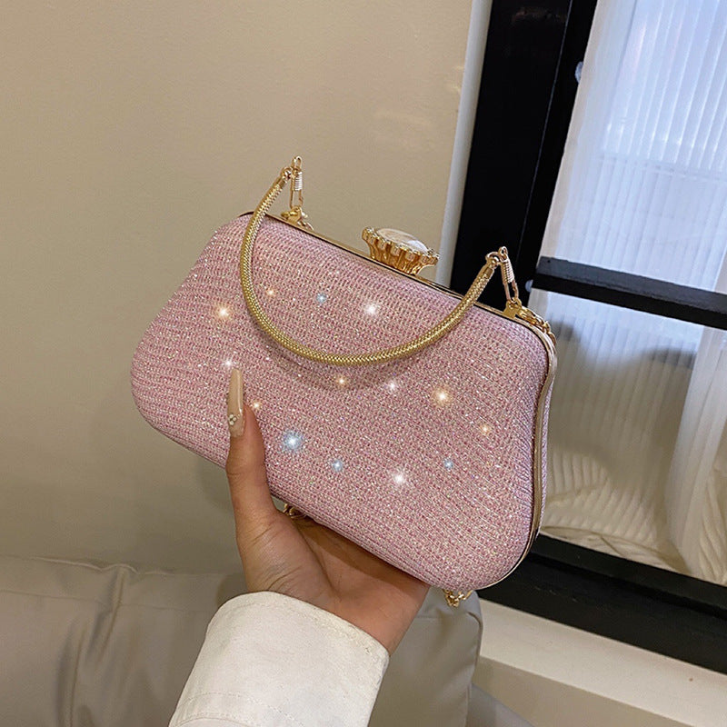 Clutch mit Glanzoptik ⎜ Kompakte Umhängetasche mit Kette für Abendkleid oder Partylook