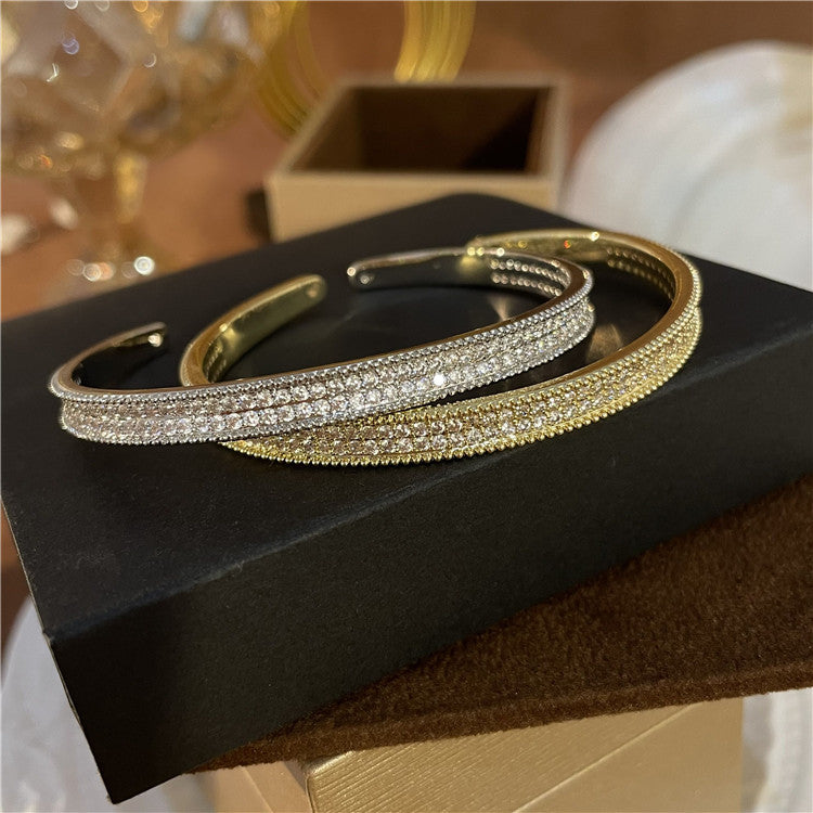 Luxuriöses Damenarmband in Goldoptik ⎜ Funkelnde Steine für glamouröse Anlässe und stilvolle Highlights