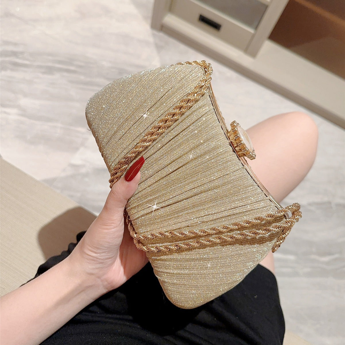 Goldene Abendtasche für Damen ⎜ Glänzende Clutch mit Faltenoptik und Tragekette für festliche Outfits