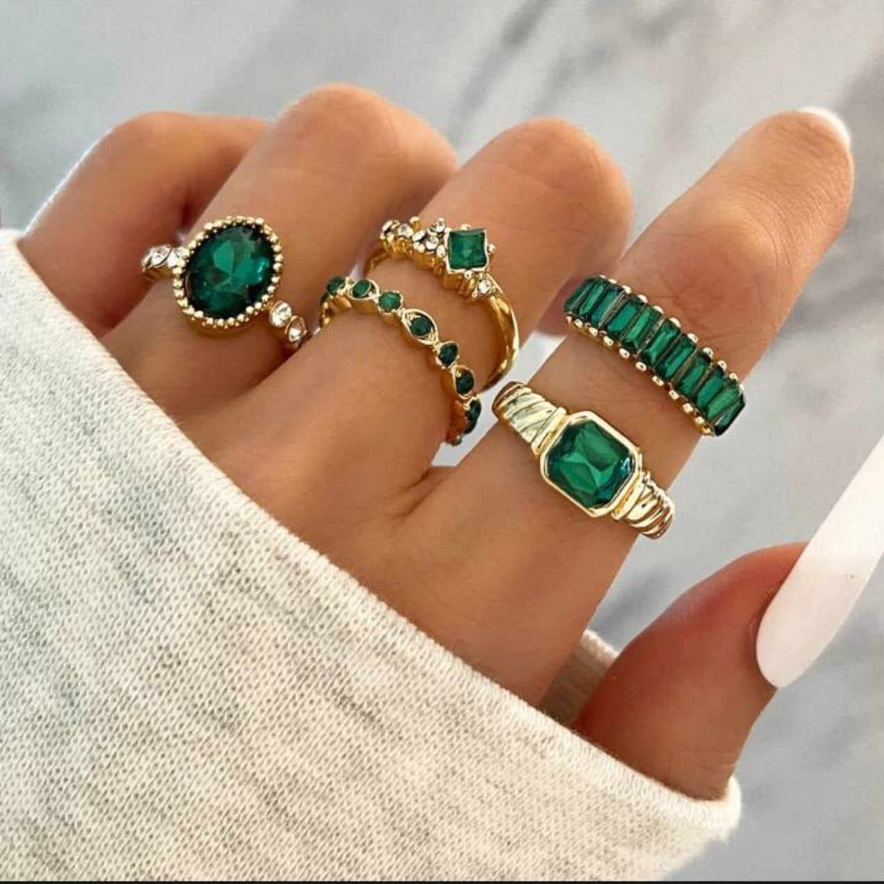 Ring Set für Damen in Goldoptik ⎜ 5-teiliges Set mit Steinen und funkelnden Details für modische Looks