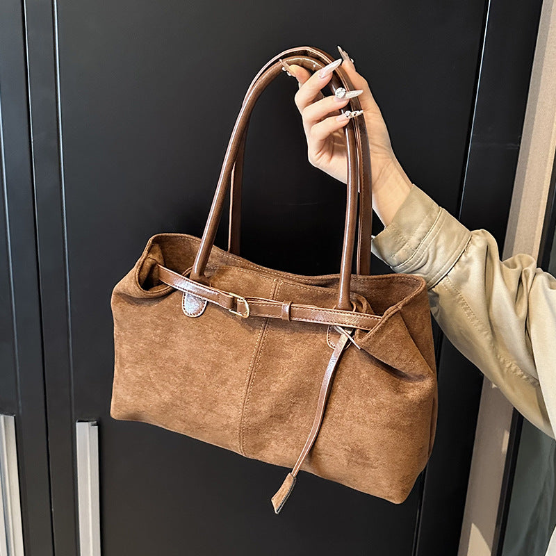 Geräumige Henkeltasche für Damen ⎜ Vintage Schultertasche aus Wildleder mit dekorativem Gürtel
