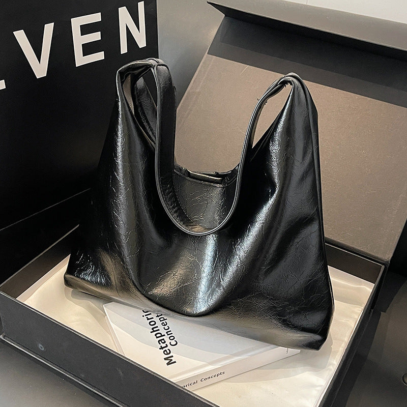 Moderner Shopper für Damen ⎜ Glänzende Schultertasche in Lackoptik