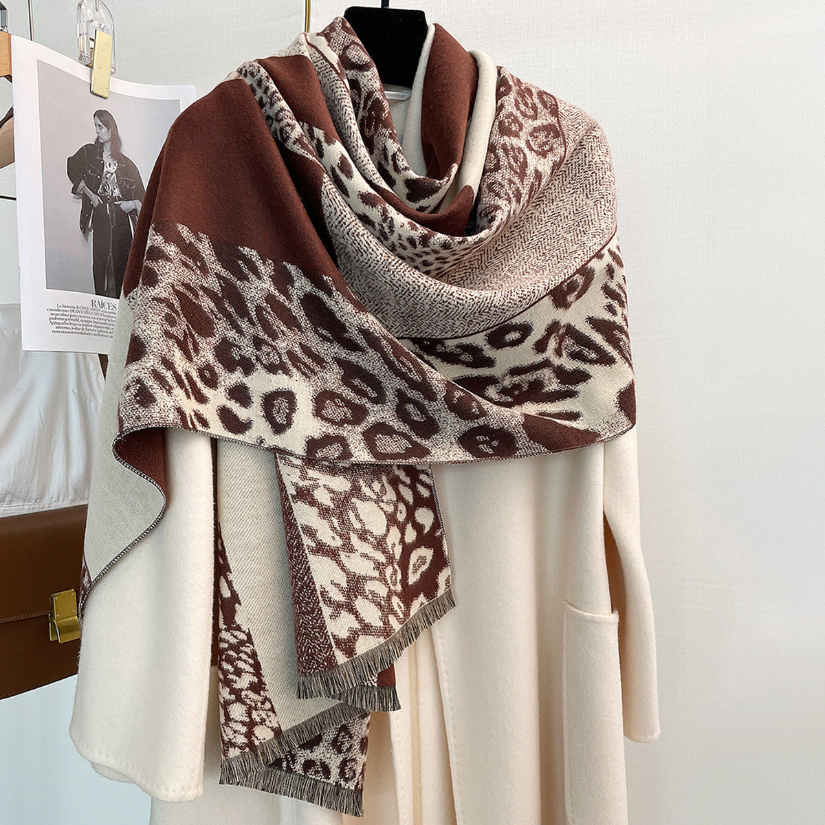 Damen-Winterschal im Animal Print ⎜ Weicher Schal mit Leopardenmuster für stilvolle Herbst- und Winter-Outfits