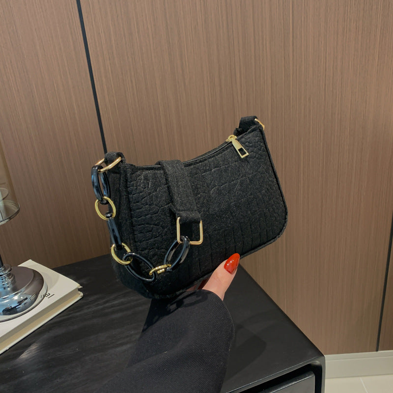 Kleine Umhängetasche für Damen ⎜ Stilvolle Tasche mit Kettendetail und geprägtem Design für jede Gelegenheit