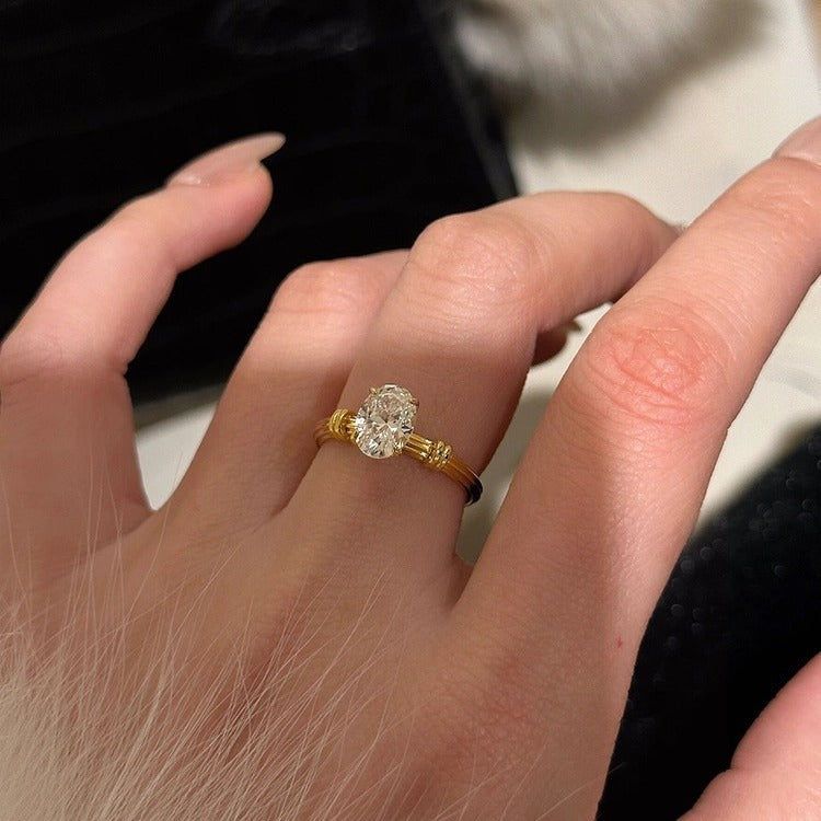 Damenring mit großem Stein ⎜ Moderner Ring im Linien-Design für elegante Anlässe und stilvolle Auftritte