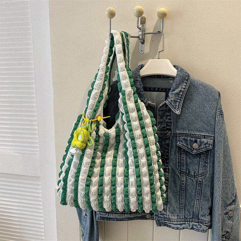 Faltentasche für Damen ⎜ Verspielte Stofftasche mit Rüschenstruktur und Blumenanhänger
