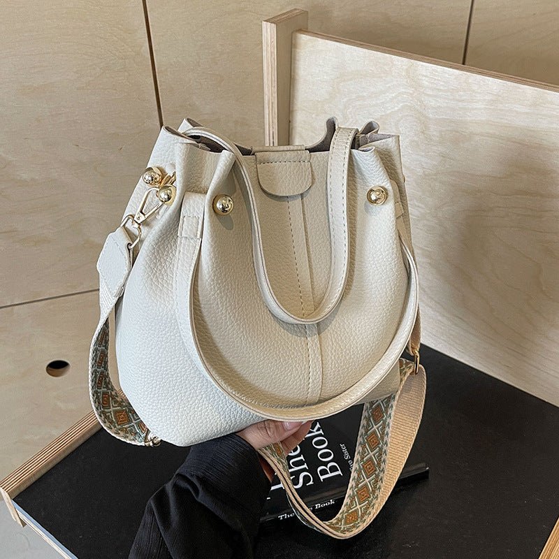 Damen Ledertasche ⎜ Vielseitige Schultertasche mit breitem Gurt für Alltag und City-Looks
